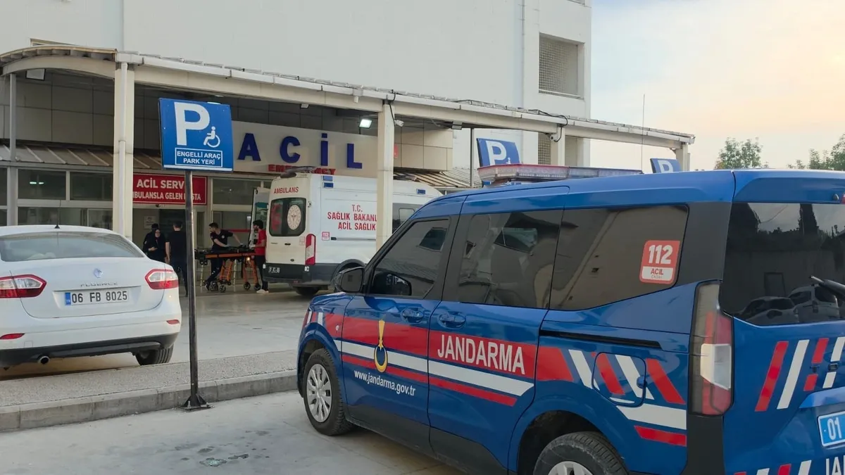 Adana'da kız kaçırma meselesi can aldı: Baba ve oğlu tüfeğiyle öldüren katil zanlısı adliyeye sevk edildi