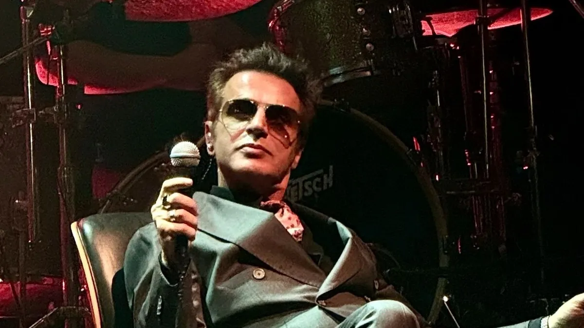Teoman stadyum konserinde kendini yere attı! O anlar sosyal medyayı ikiye böldü