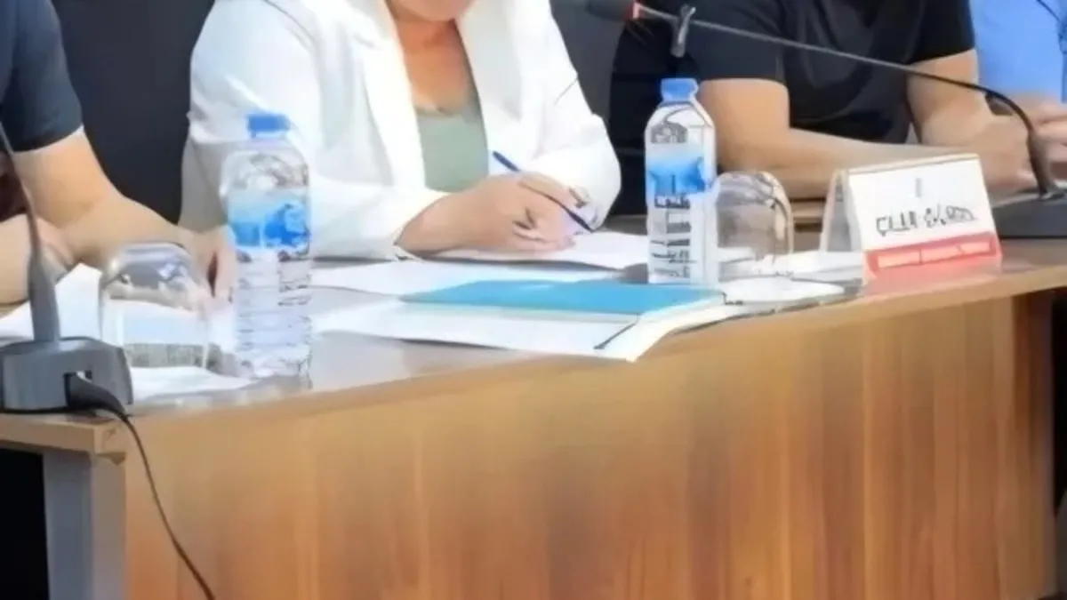 AK Partili üye konuşurken CHP’lilerin küfrü mikrofona takıldı