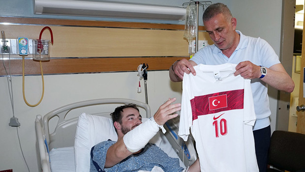 A Milli Takım'a eşlik ederken kaza geçiren polise TFF Başkanı İbrahim Hacıosmanoğlu'ndan ziyaret