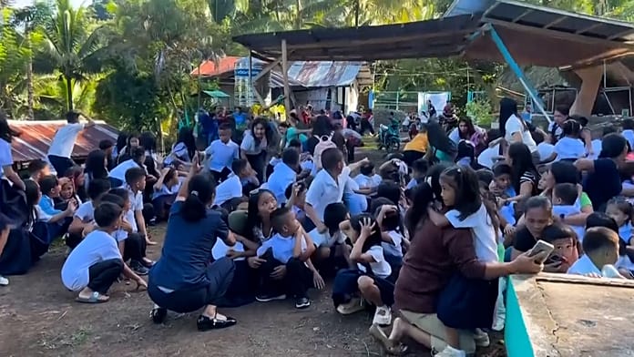 Filipinler'deki ölümcül deprem sırasında okul çatısı çöktü, öğrenciler kaçıştı