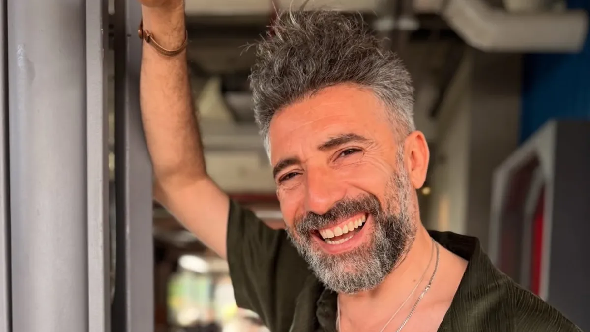 Mert Turak'ın atıyla paylaştığı o doğal anlar... Elma ikram ettiği o sevimli video sosyal medyada viral oldu!