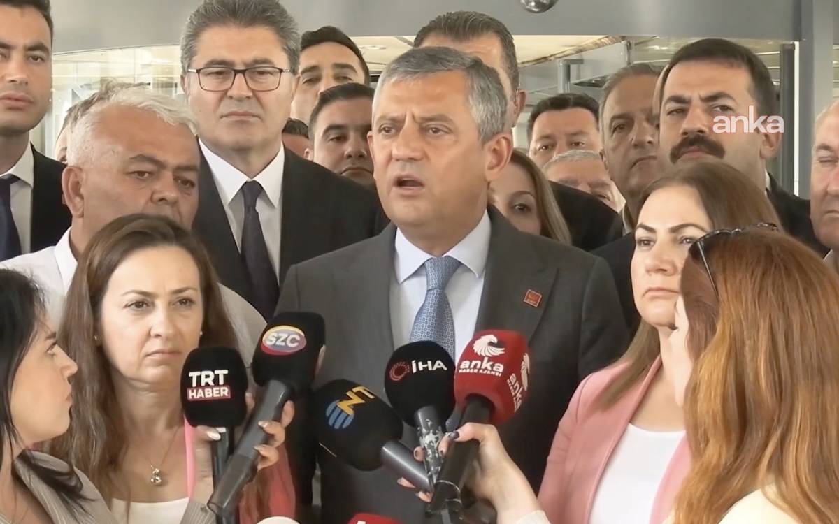 Özgür Özel partilileri görevden alınan il başkanlarının yanında demokrasi nöbetine çağırdı