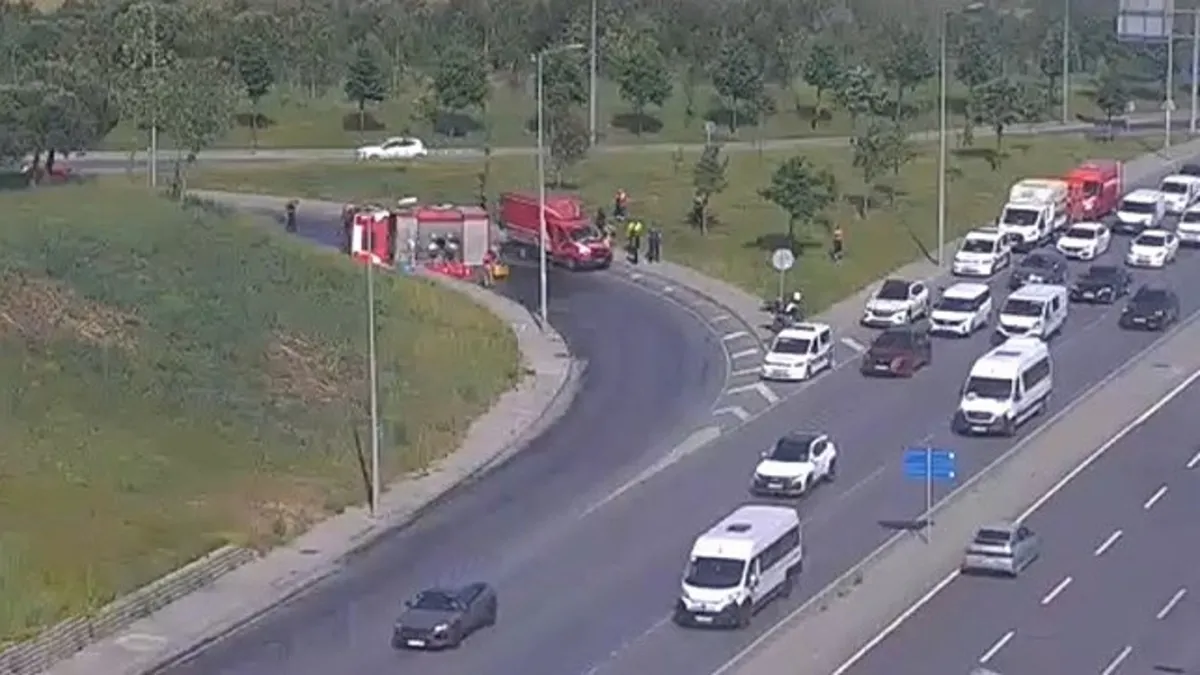 Trafiği kilitleyen kaza: Bağcılar'da itfaiye aracı devrildi