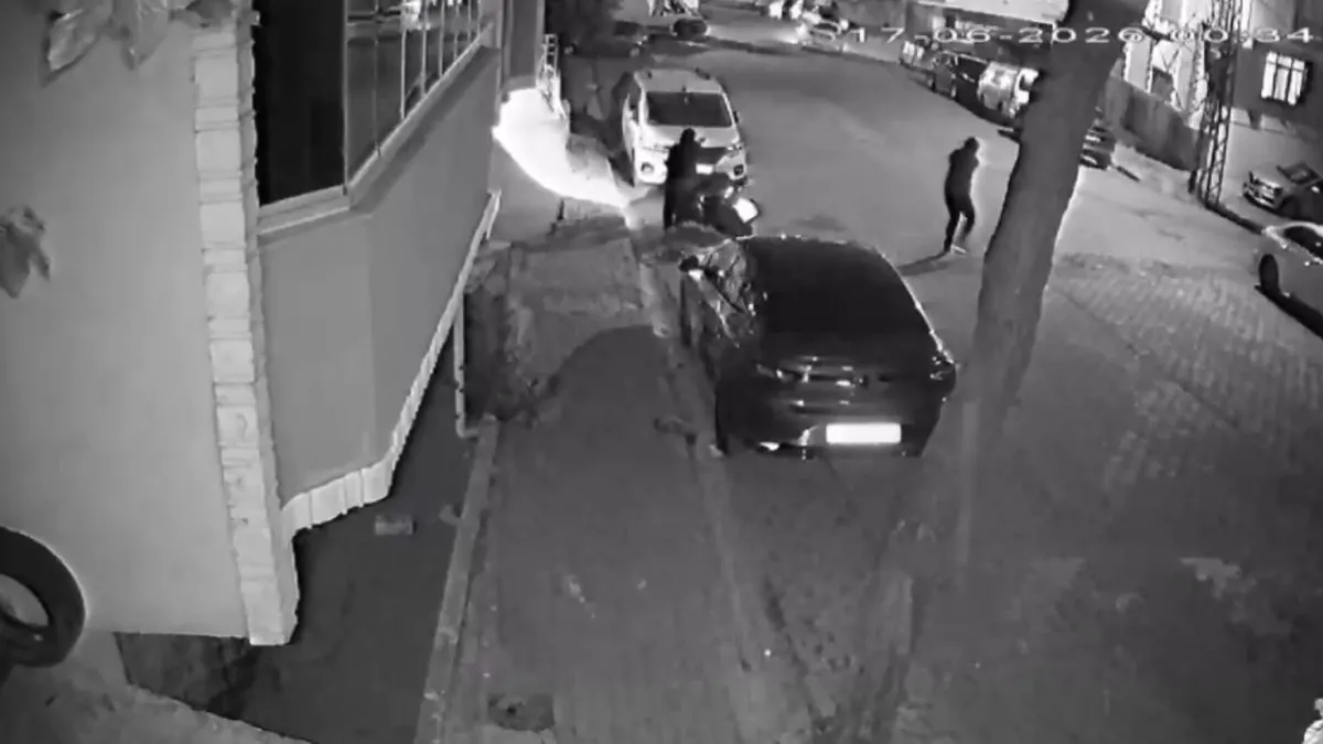 Esenyurt’ta gece yarısı silahlı çatışma: Çok sayıda araç ve iş yeri zarar gördü