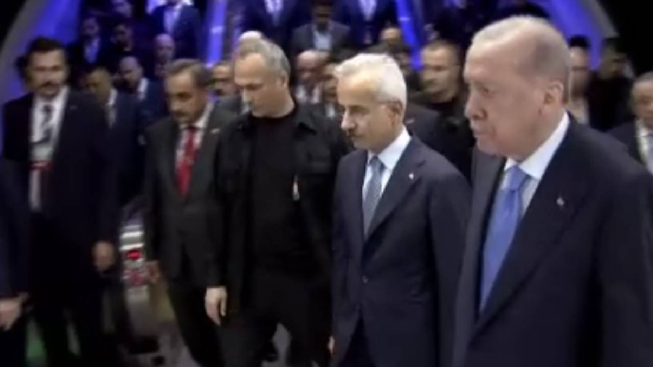 Cumhurbaşkanı Erdoğan, Halkalı-İstanbul Havalimanı Metro Hattı'nda yolculuk yaptı (Video)