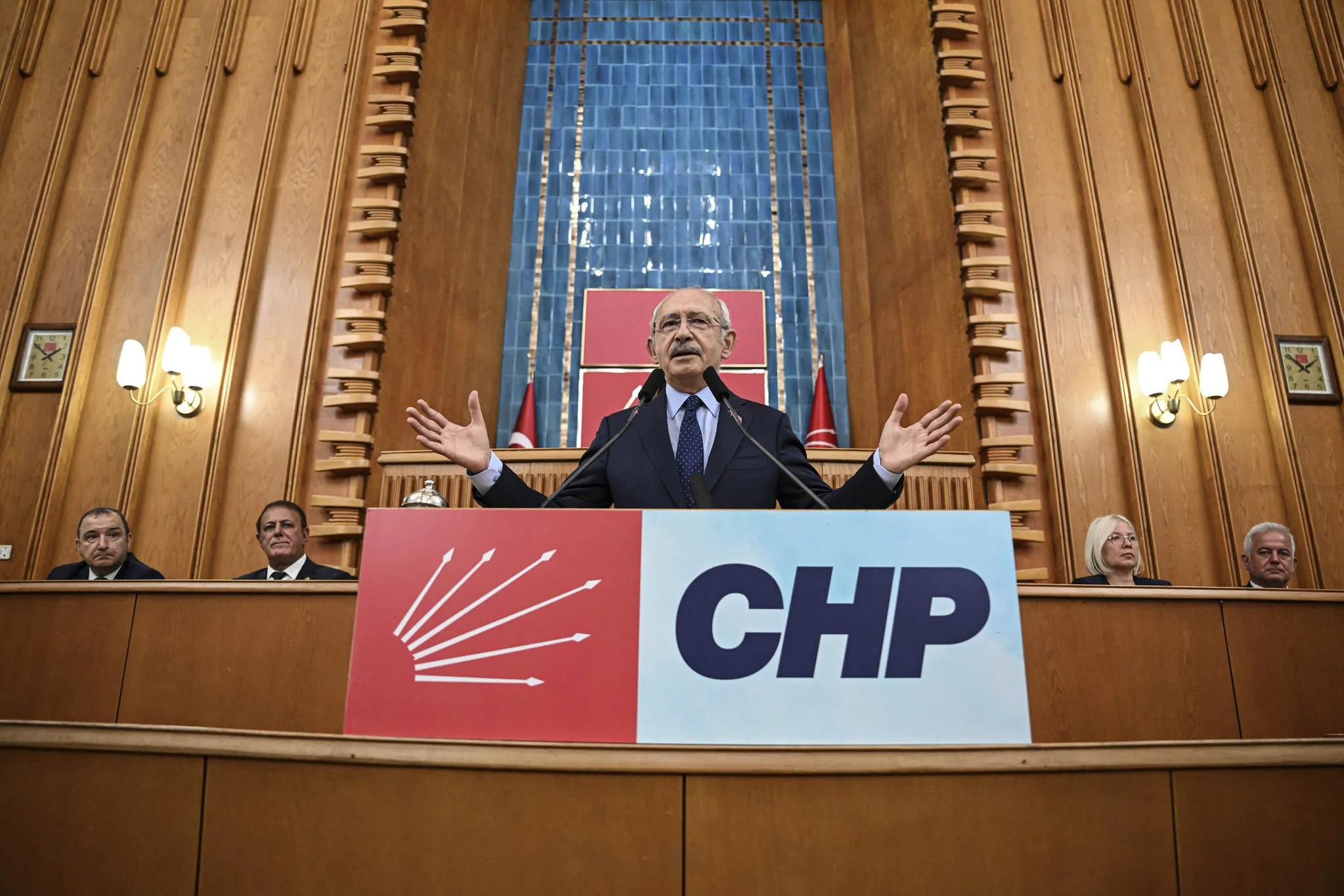 CHP'de kürsü kapma gerilimi! Özgür Özel: Burada konuşmayı zafer olarak görmüyorum