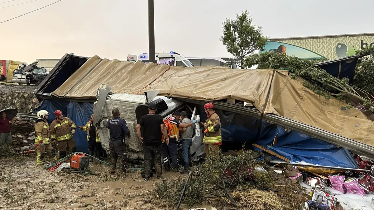 Kayganlaşan zeminde 3 araç zincirleme kaza yaptı: 2 ölü, 4 yaralı