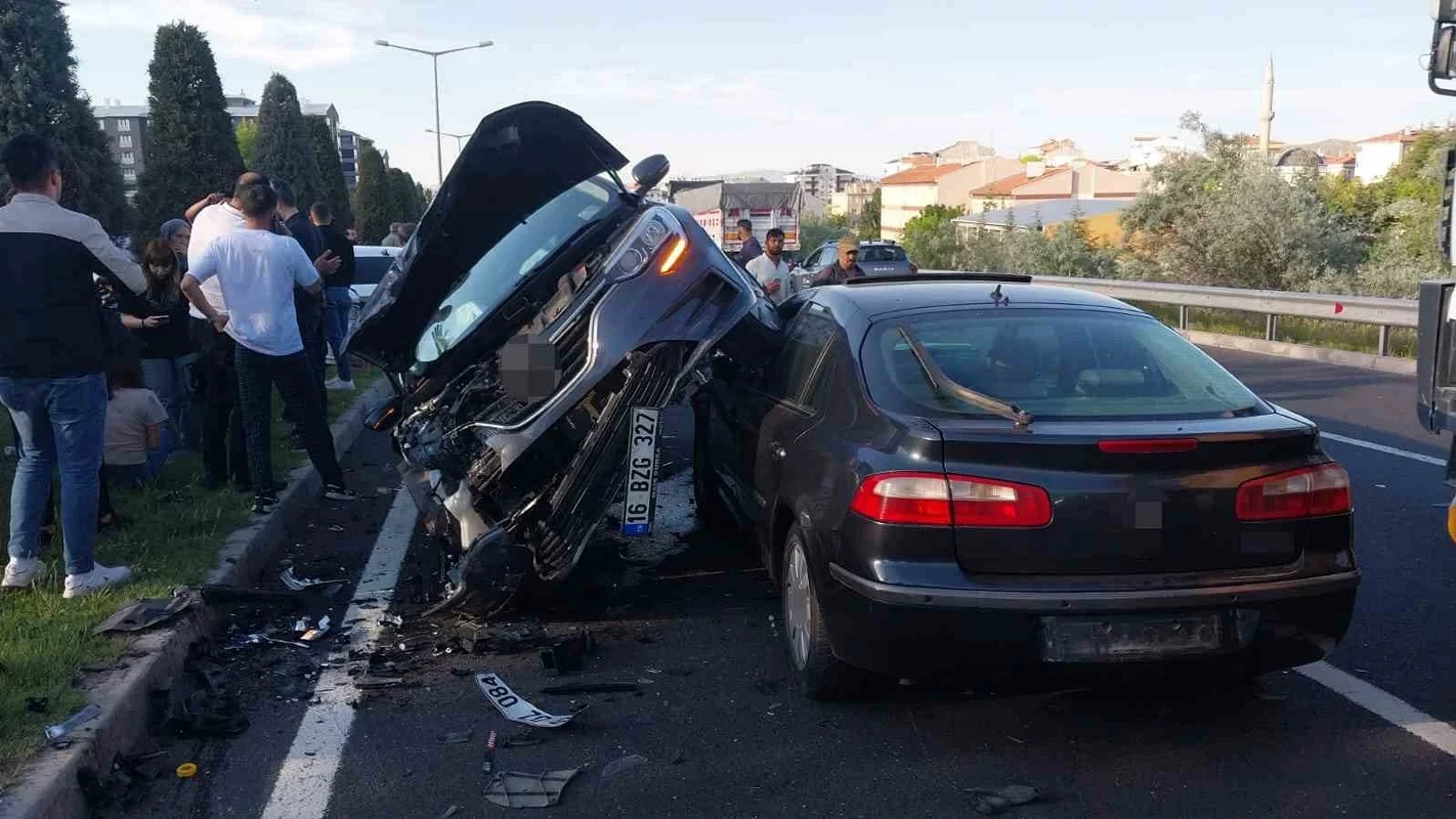 Dört aracın birbirine girdiği kazada beş yaralı: Devrilen otomobil diğerinin üzerine çıktı