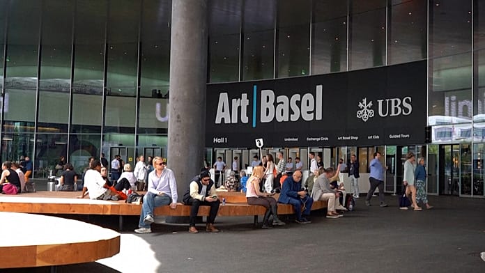 İsviçre'de Art Basel'e binler akın etti, sanat piyasasında görünüm iyileşti