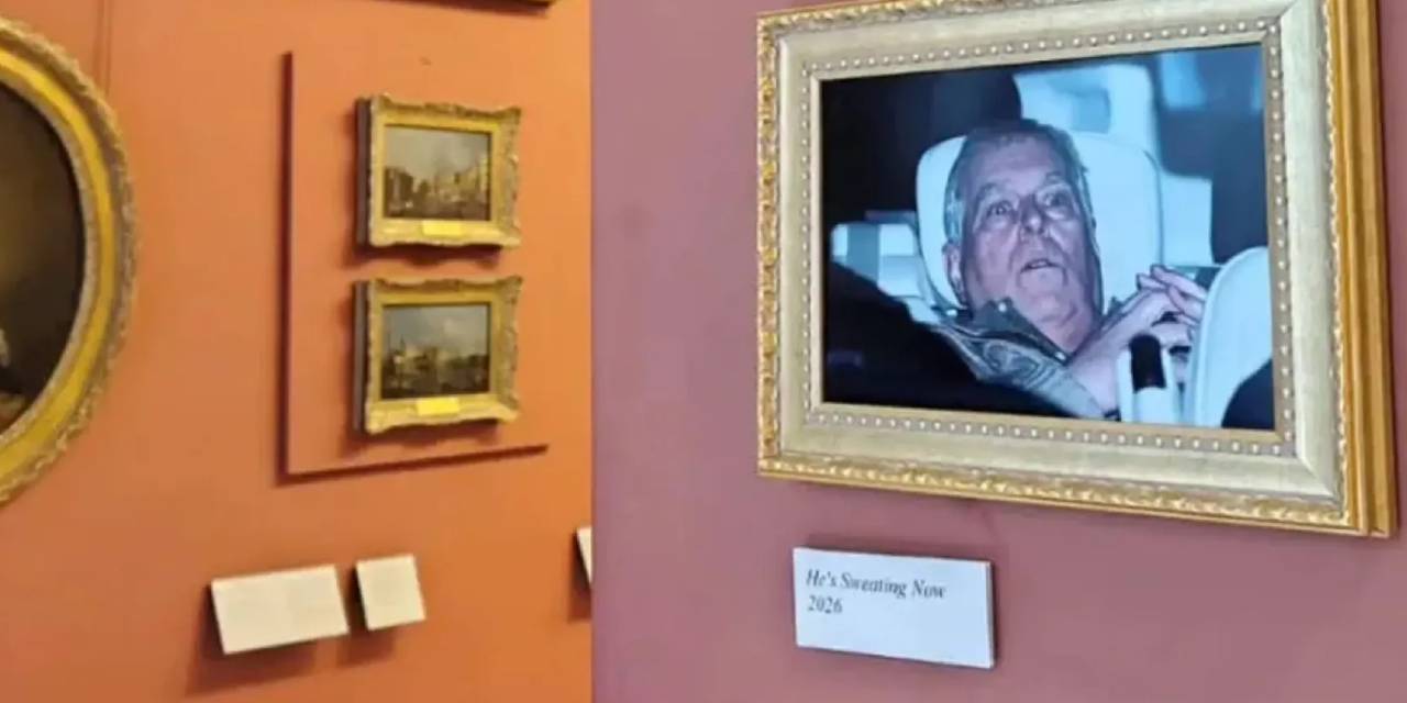 Louvre’da sansasyonel protesto: Prens Andrew’un gözaltı fotoğrafını müze duvarına astılar