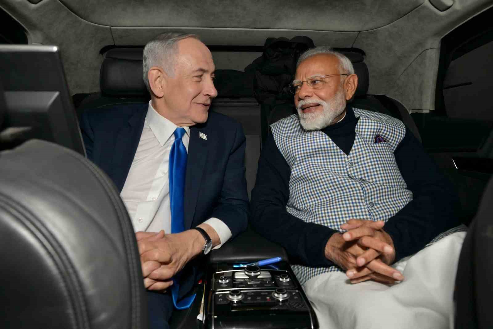 Netanyahu’dan Modi’ye sürpriz karşılama: Hint kıyafetiyle dikkat çeken görüntü