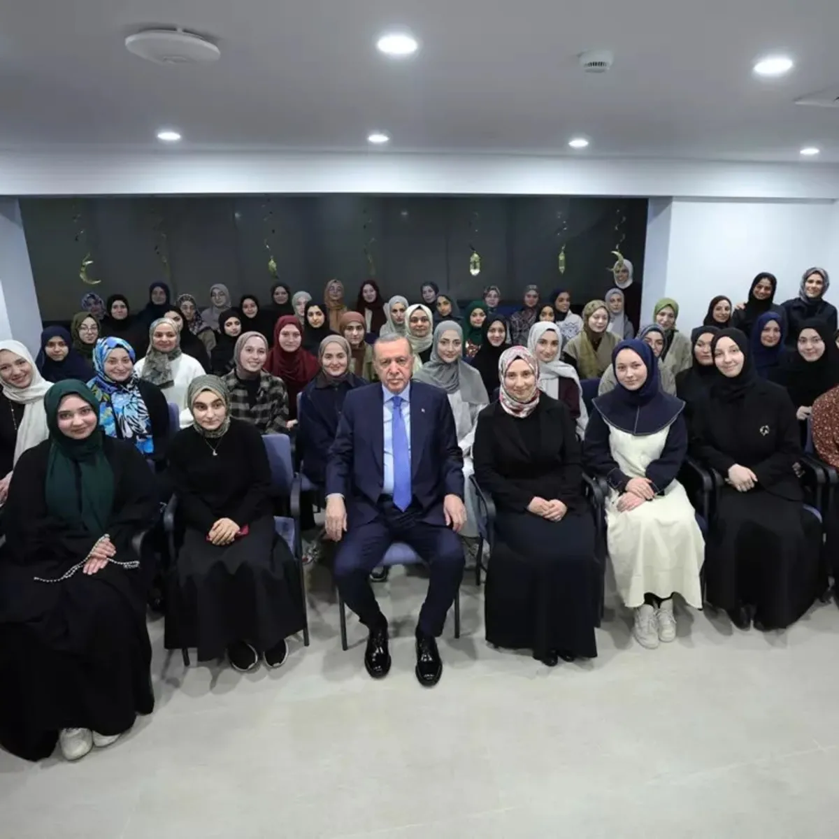 Başkan Erdoğan’dan Üsküdar’da samimi buluşma! İftarın ardından gençlerle bir araya geldi