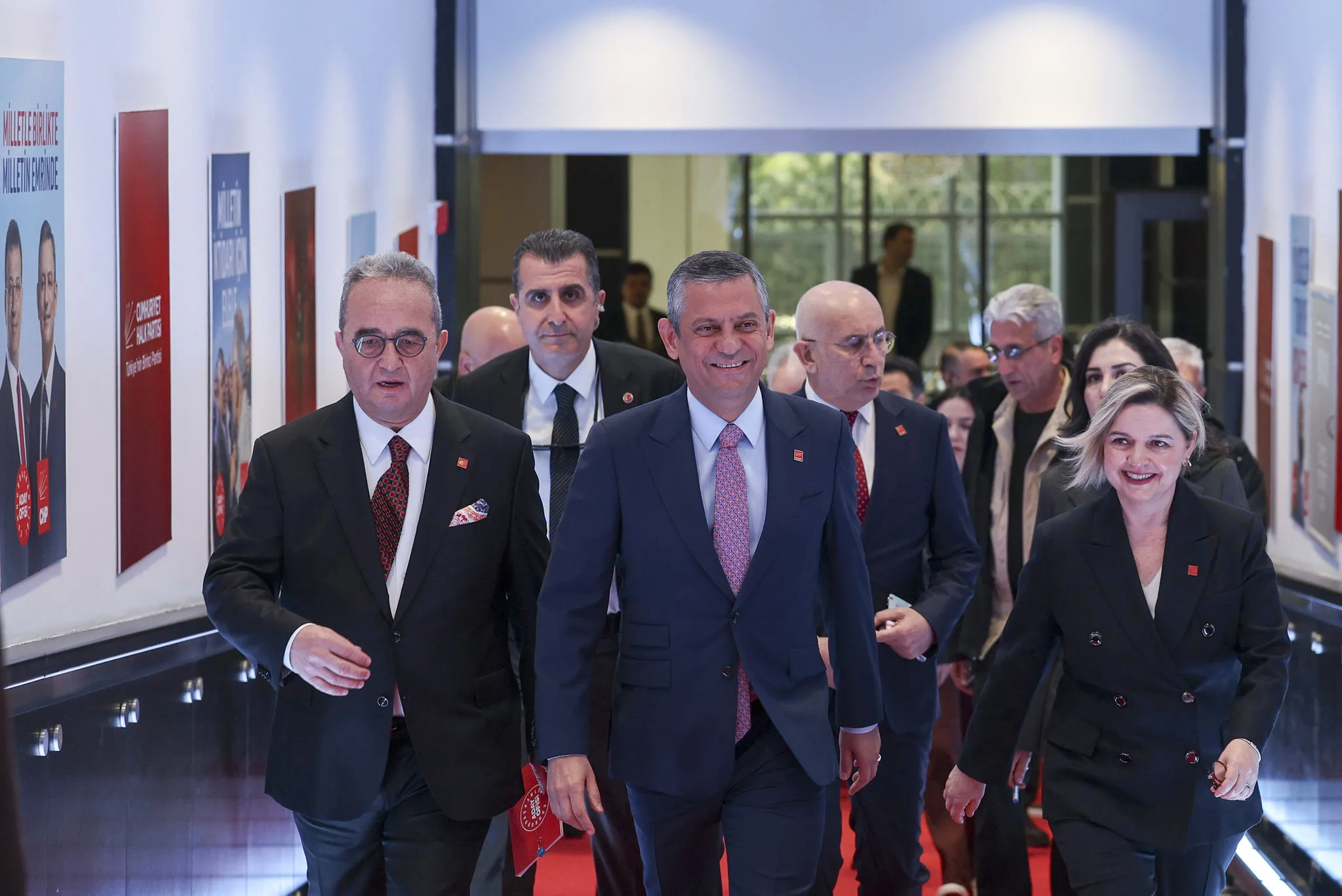 CHP lideri Özgür Özel’den İmamoğlu’na duş: Onların yolunu bekleyemeyiz