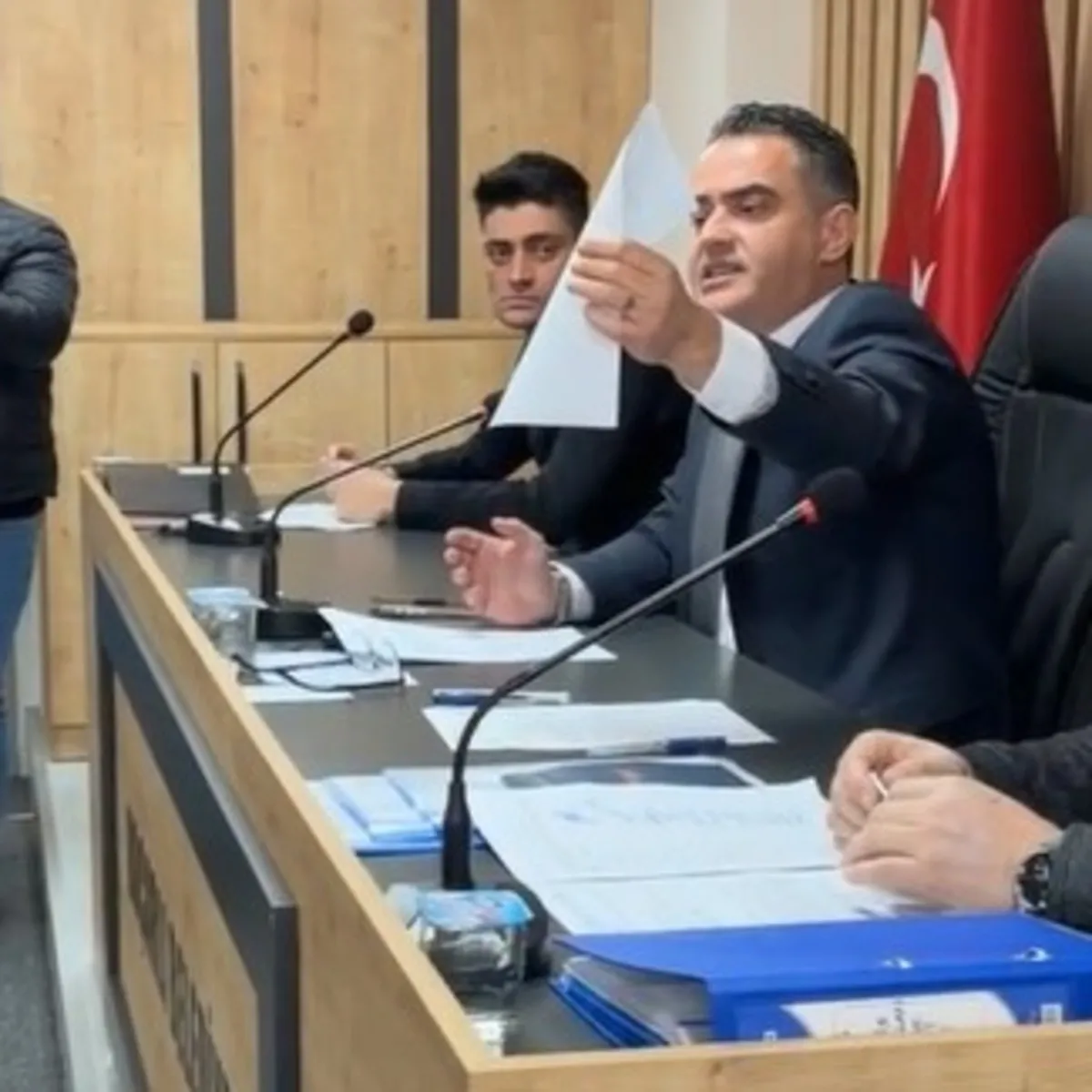 CHP’li Başkan’dan skandal hareket: Meclis üyesine hakaret edip salondan kovmaya çalıştı