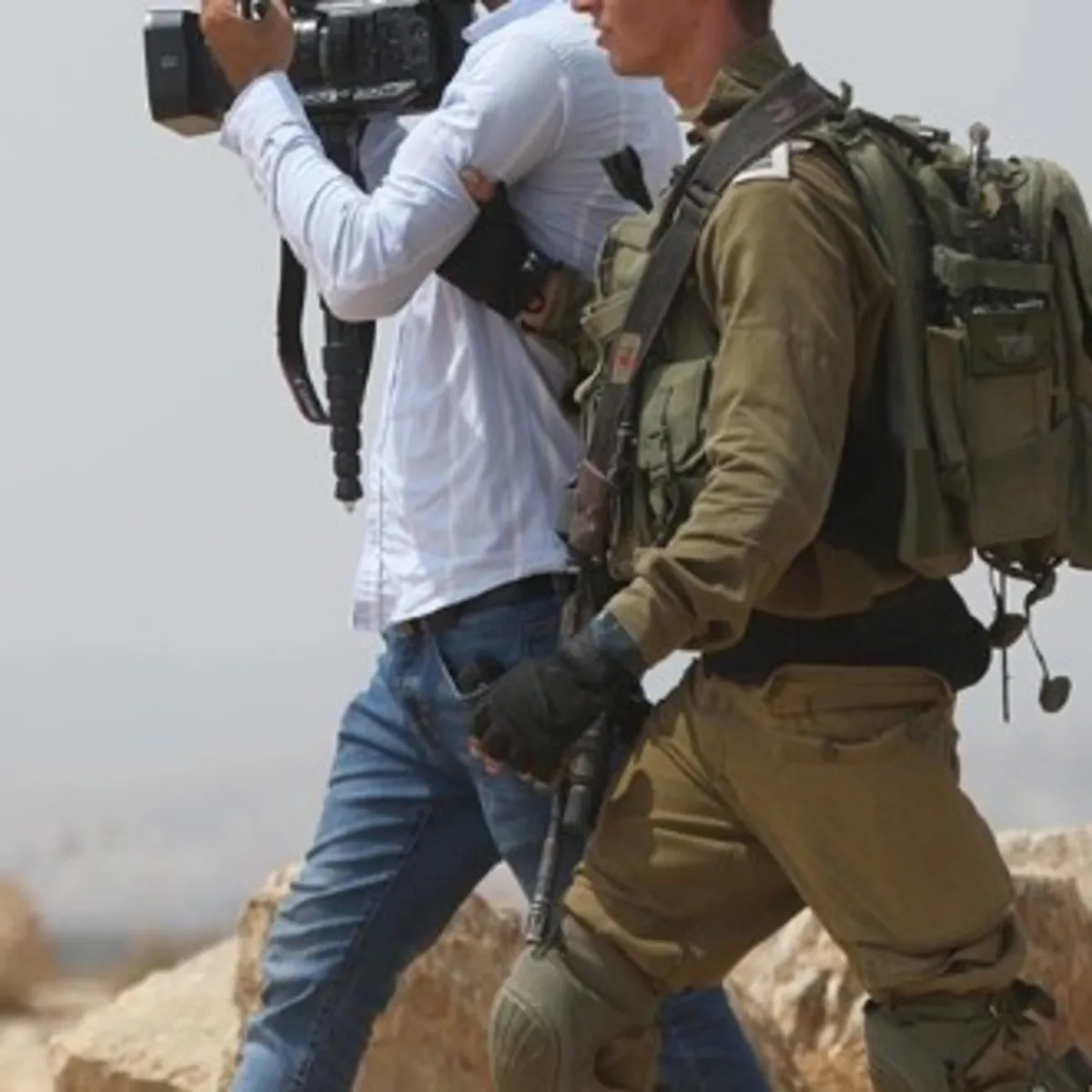 İsrail 2 Türk gazeteciyi gözaltına aldı! Peş peşe tepkiler